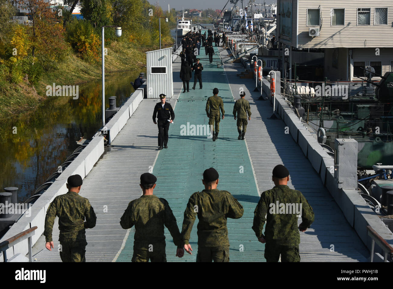 Russische Marine Offiziere an der Pier am Marinestützpunkt der Kaspischen Flottille in in Astrachan, Russland. Stockfoto