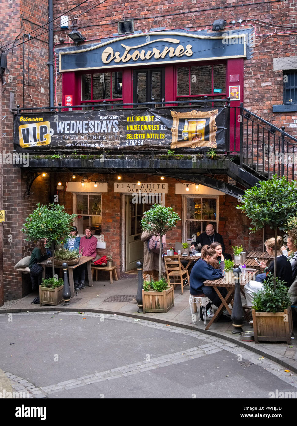 Kunden Entspannung im Freien an der flachen weißen Cafe in der Stadt in der Grafschaft Durham Durham North East England Stockfoto