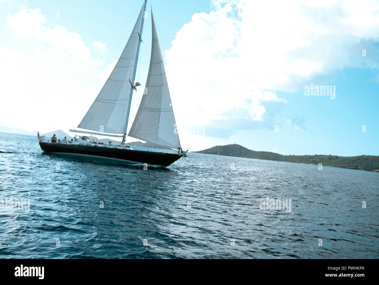 Yacht im Ozean Stockfoto