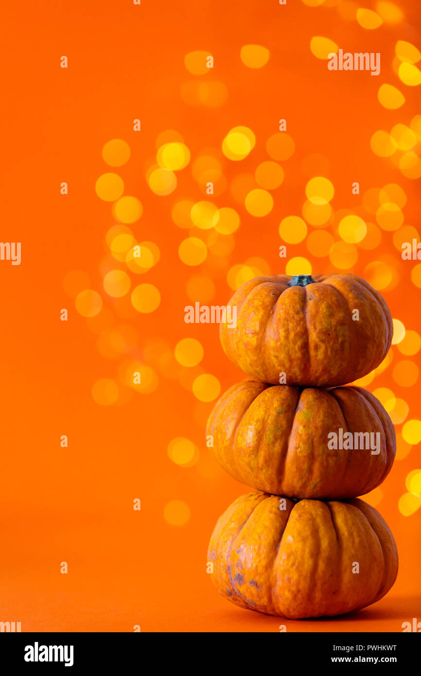 Halloween Kürbisse gegen helles Orange verschwommen Lichter Hintergrund Stockfoto