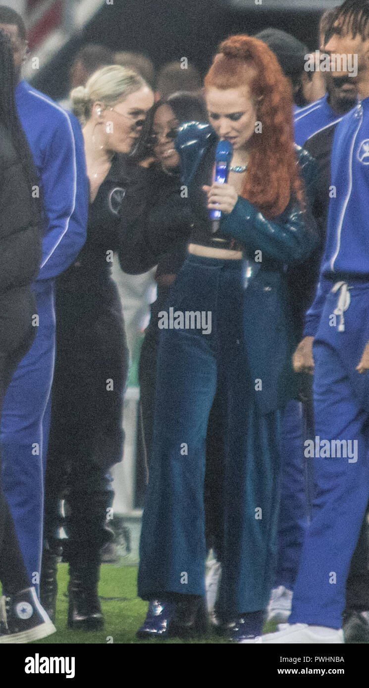 14. Oktober 2018 - NFL: Okt 14 Internationale Serie - Seahawks an Räuber Jess Glynne Leistung (Foto Glamourstock Stockfoto