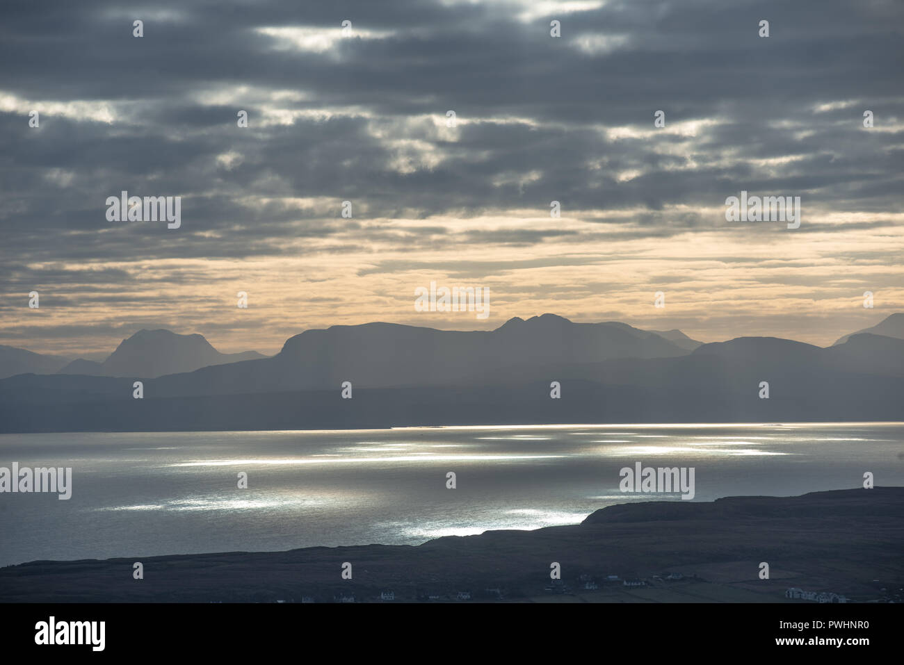 Das Festland Hochland und ein dramatischer Himmel, Blick von der Trotternish Gebirge, Isle of Skye, Schottland Großbritannien Stockfoto