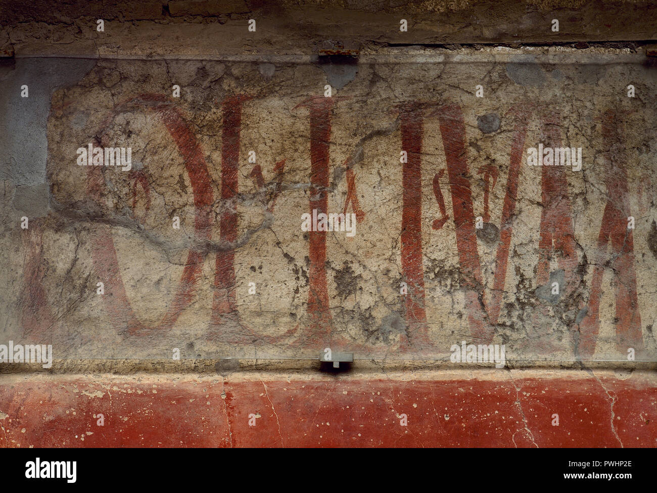 Detail eines Graffiti, die Fassaden der Häuser in der Straße der Fülle eingerichtet. Es war Wahlkampfpropaganda, Taverne Werbung und Business Werbung. Pompeji. Italien. Stockfoto