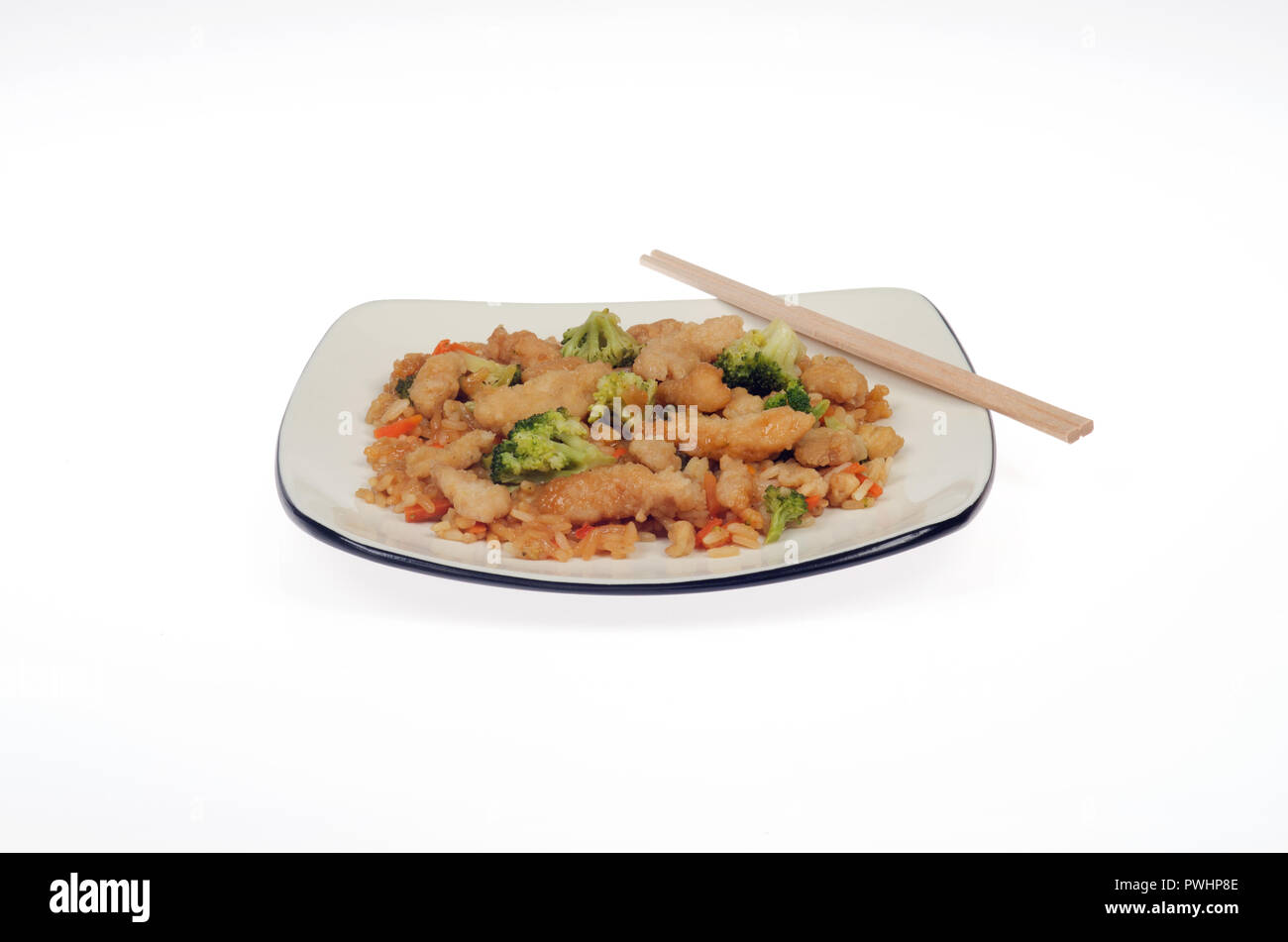Asiatische Huhn Pad Thai mit Gemüse inkl. Brokkoli, Reis und Stäbchen Stockfoto
