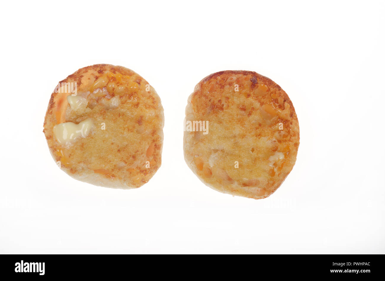 Heiße Toast und Butter englische Muffins Hälften auf Weiß Stockfoto