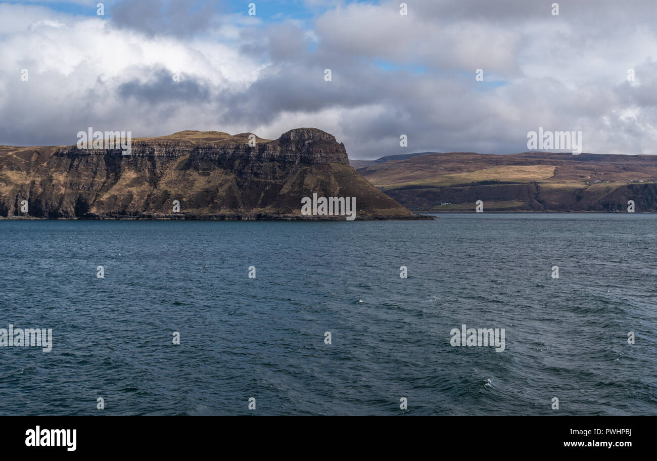 Klippen an der Küste der Isle of Skye, von der Fähre, in der Nähe von Uig, Isle of Skye, Schottland, Großbritannien Stockfoto