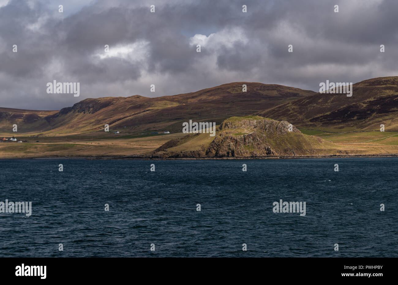 Klippen an der Küste der Isle of Skye, von der Fähre, in der Nähe von Uig, Isle of Skye, Schottland, Großbritannien Stockfoto