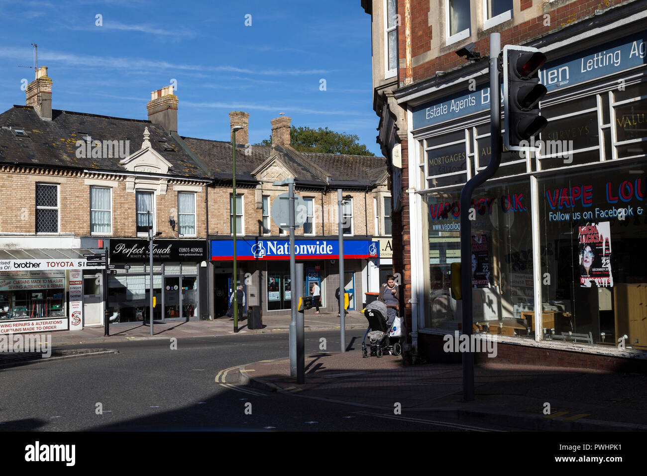 Die Hauptstraße der Stadt, zumal die traditionellen Ort für die meisten Geschäfte, Banken und andere Unternehmen., Straße, Straße, Weg, High Street Krise Stockfoto