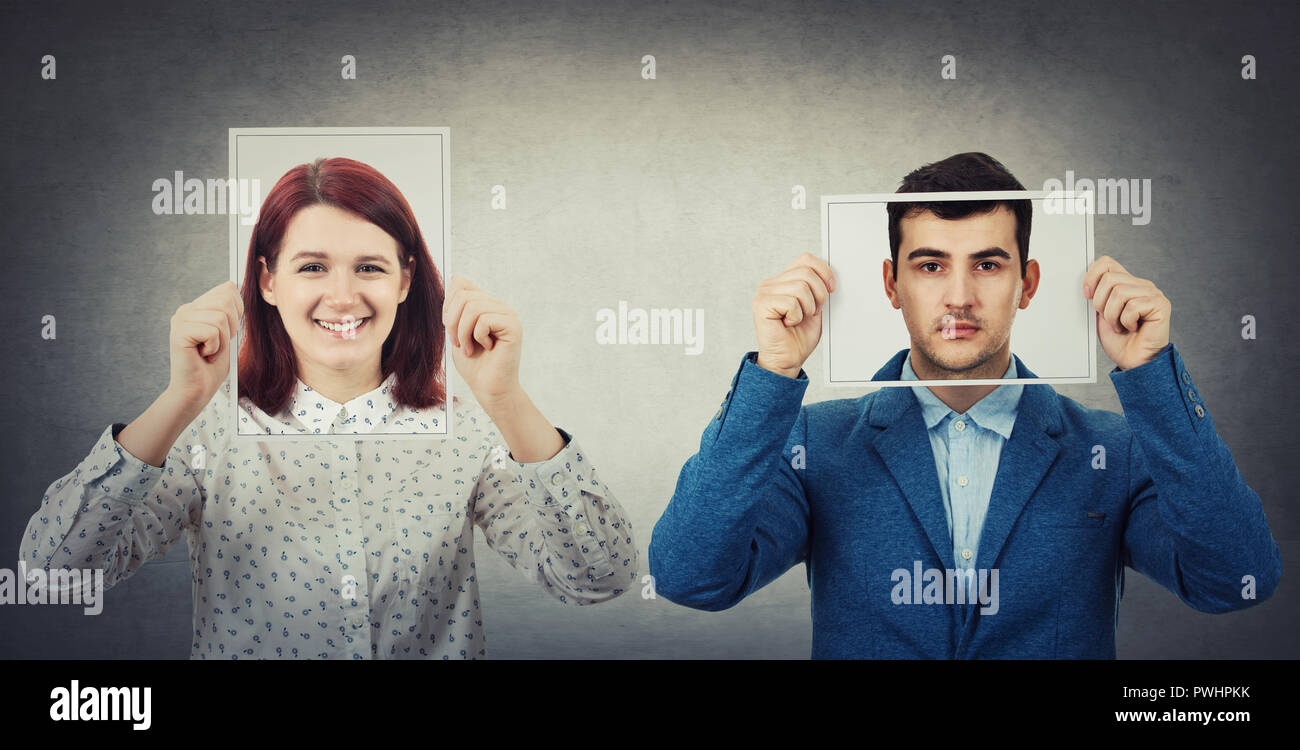 Kaufmann und Frau für ihre Gesichter mit Photo Blätter mit glücklich und traurig portrait Emoticon, wie eine Maske die echten Emotionen aus der Gesellschaft zu verstecken. Stockfoto