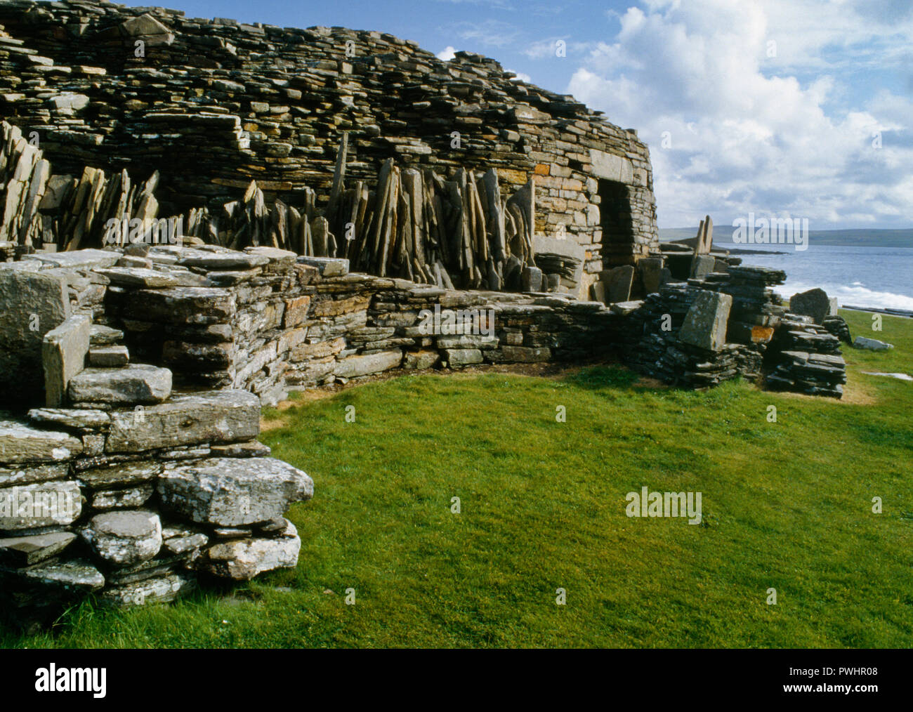 Anzeigen SSE der Eingang zu Midhowe Eisenzeit broch an der SW-Küste der Insel mit Blick auf Rousay Eynhallow Ton- & Orkney Mainland, Schottland, Großbritannien. Stockfoto