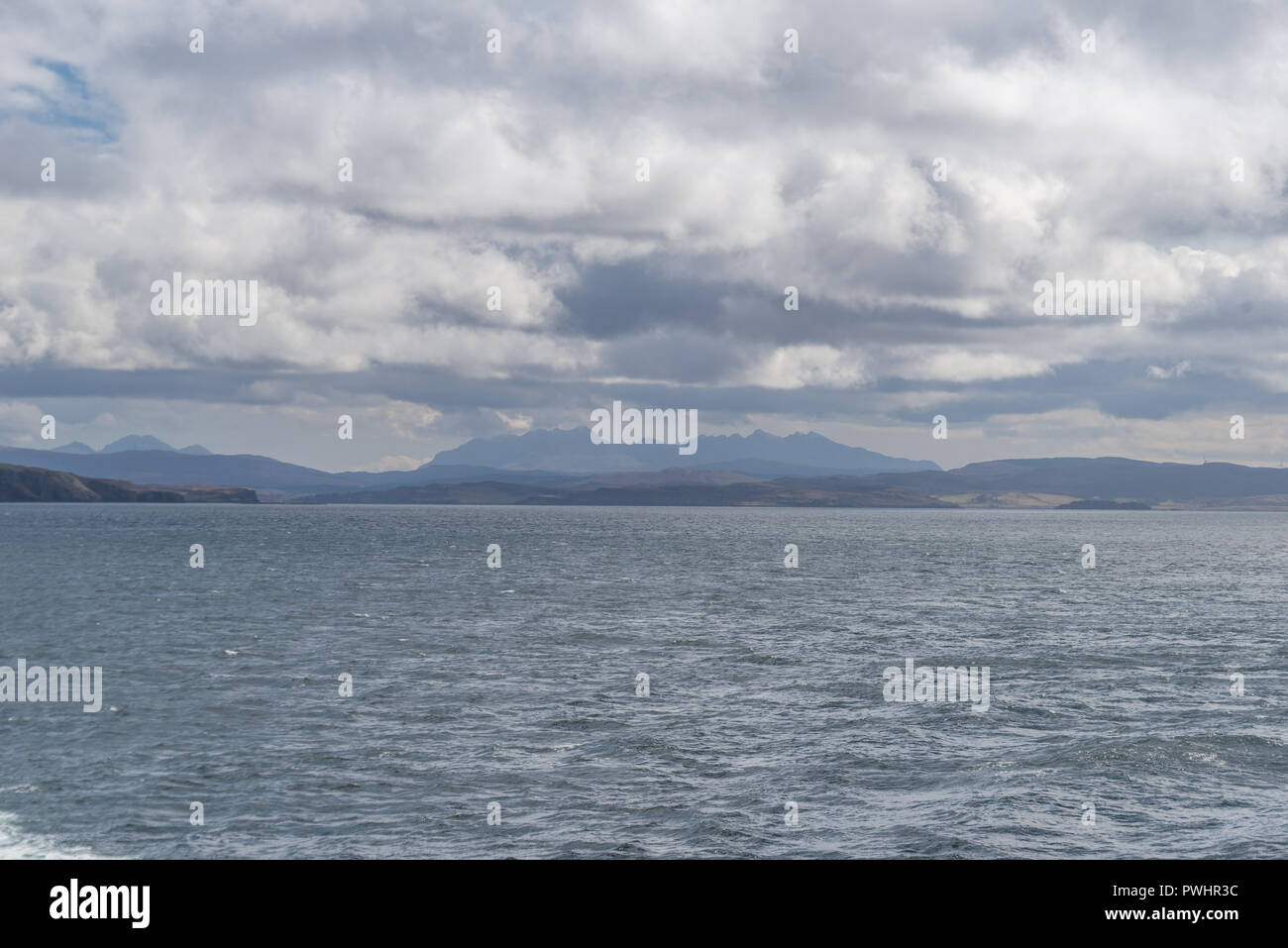 Vie von der Fähre, die Isle of Skye aus der Ferne, Nordsee, Schottland, Großbritannien Stockfoto