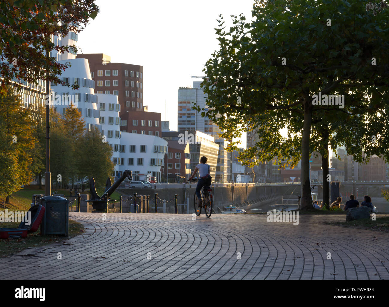 Person Reiten Fahrrad in warmen Herbst Tag in Düsseldorf Stockfoto