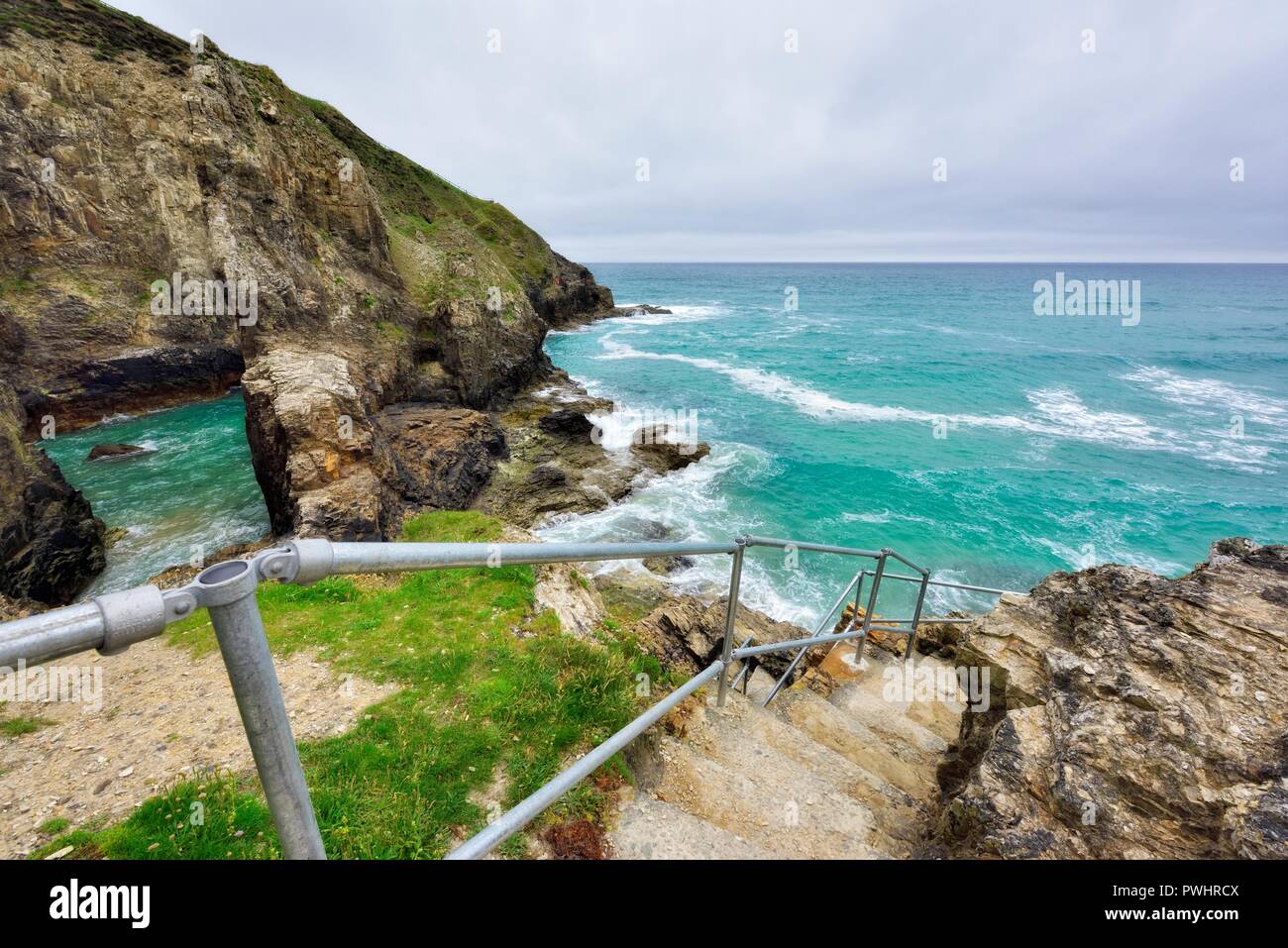 Felsige Küstenlinie bei Perranporth Cornwall, Cornwall, England, Großbritannien Stockfoto