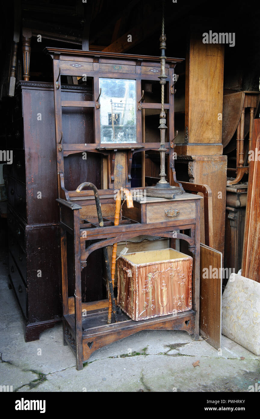 Alte Möbel in junk Shop Stockfoto