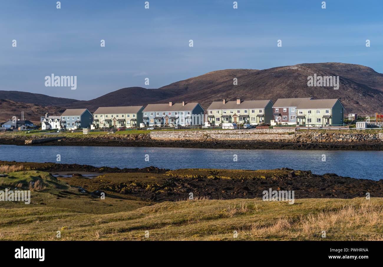 Wohnhäuser mit Hafen vor. In Leverburgh, Isle of Harris, Äußere Hebriden, Schottland, UK Stockfoto