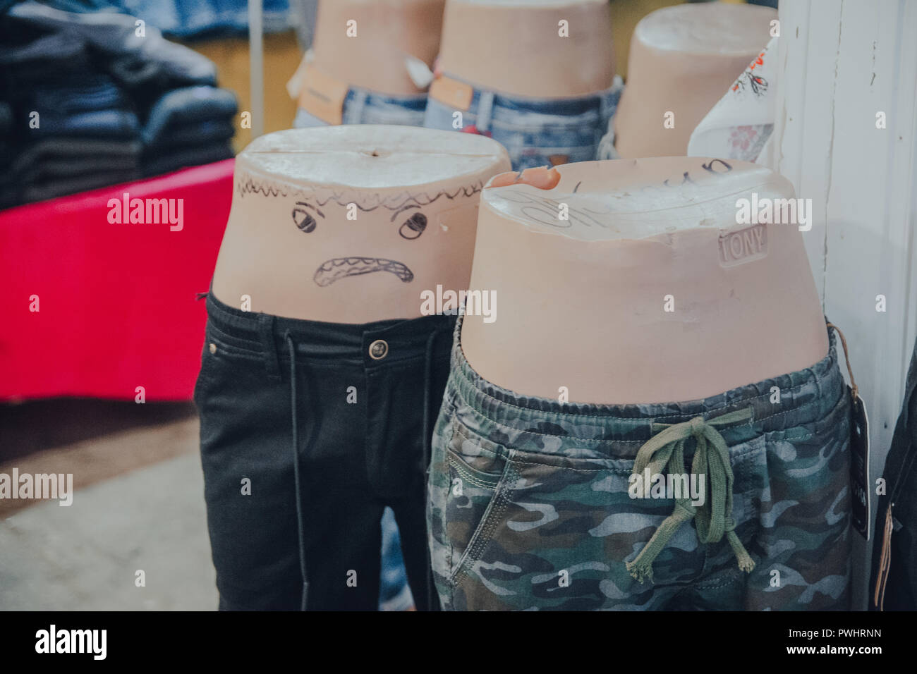 Bein manekin mit Jeans mit menschlichen Ausdruck Stockfoto