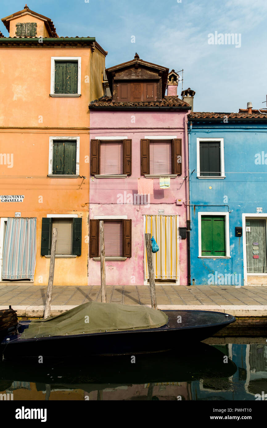 Bunte Reihenhäuser in Burano, Venedig, Italien Stockfoto