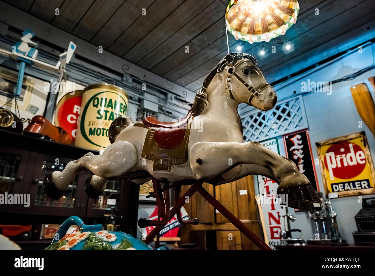 Feder Pferd und Collectible tin Zeichen, Stockfoto