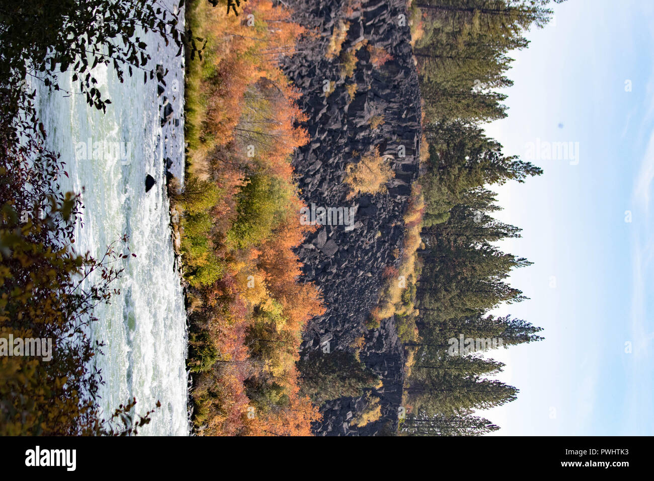 Ein talus Hang gibt Weg für helle Herbst Laub auf der Bank des Deschutes River in Oregon. Stockfoto