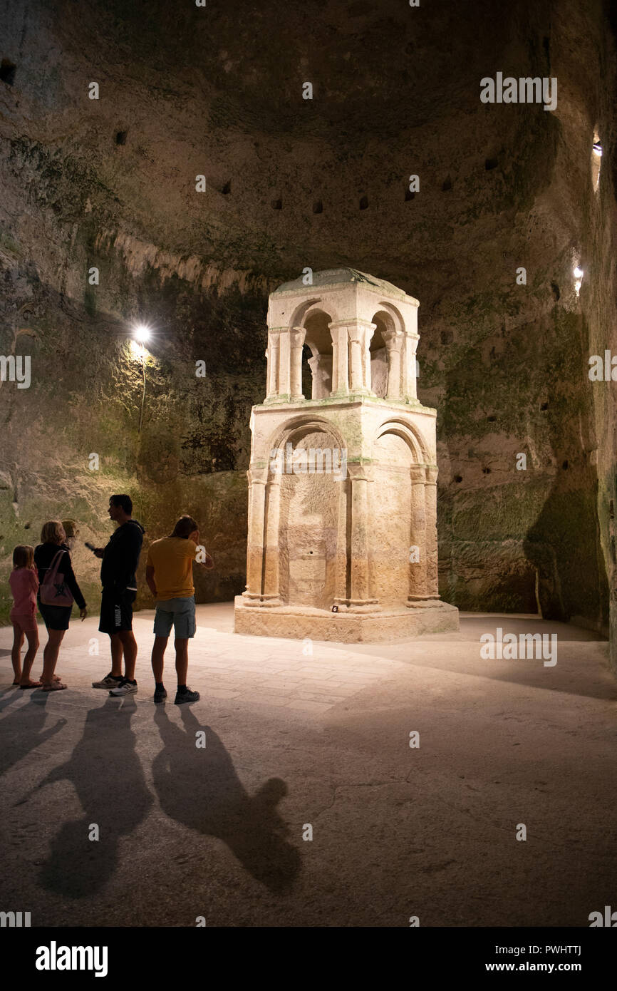 Eglise Sourterraine Saint Jean. Diese alte Kirche in und unter den Felsen geschnitten. Stockfoto