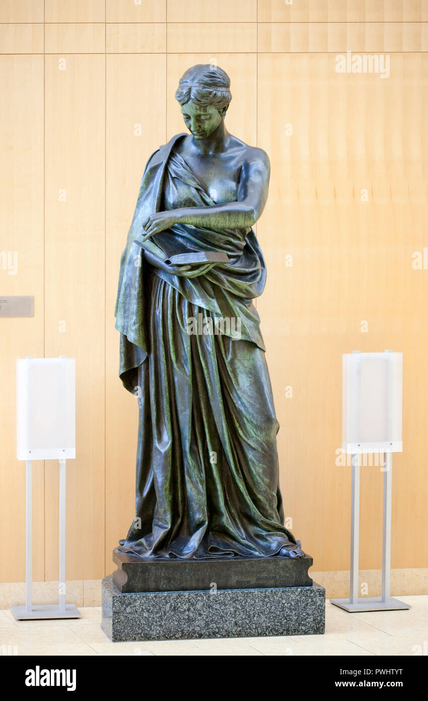 Die 1889 Bronze Statue der Minerva von Bildhauer Jakob H. Fjelde (1855-1896) im Hennepin County Central Library, Minneapolis, Minnesota Stockfoto