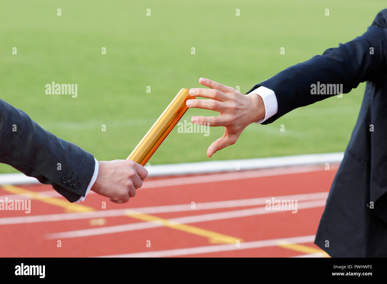 Geschäftsmann unter Leitung im Staffellauf Stockfoto