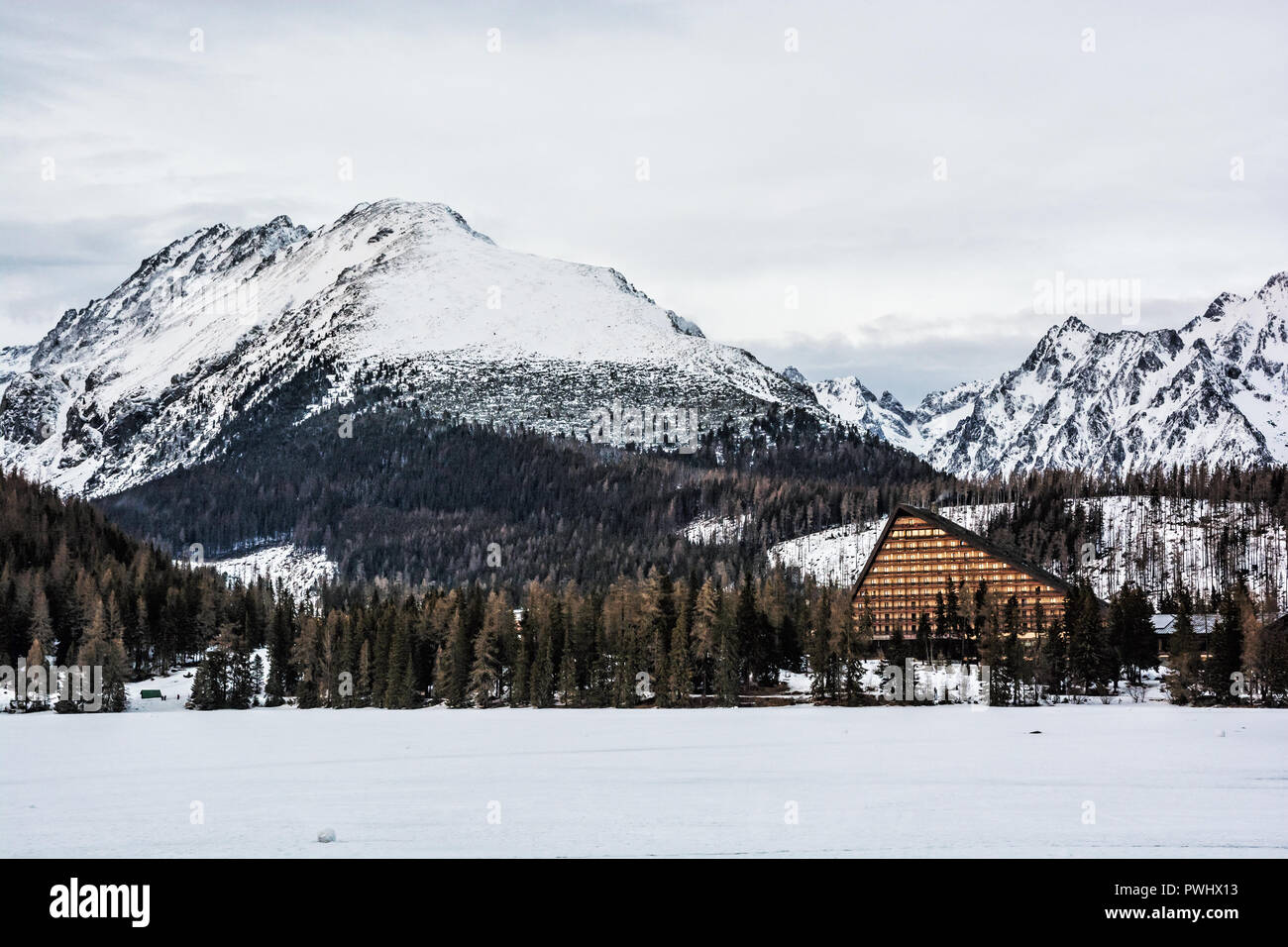 Solisko Peak und Hotel Patria in Strbske Pleso, Hohe Tatra, Slowakei. Winter Berge. Reiseland. Stockfoto