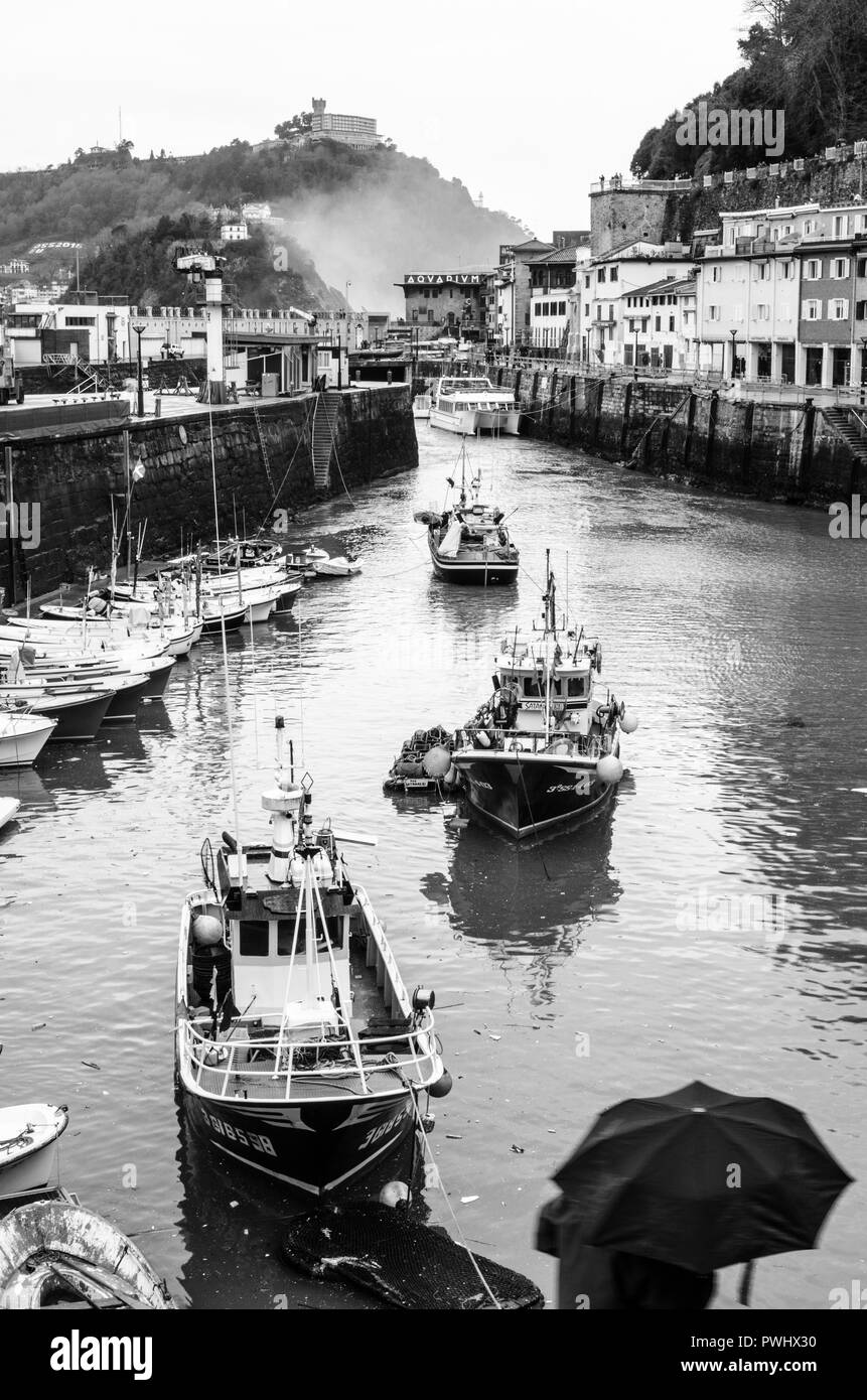 Kleine und alte Fischerboote der Rückkehr in den Hafen von San Sebastian n Stockfoto