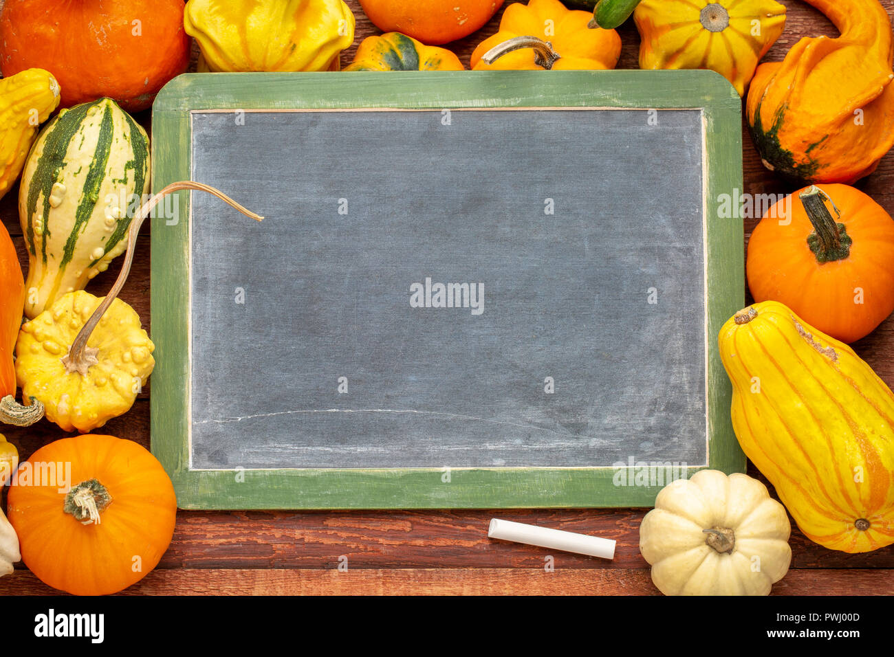 Leere Tafel Tafel mit weißer Kreide, Winter Squash und Kürbisse - Halloween oder Thanksgiving theme Stockfoto