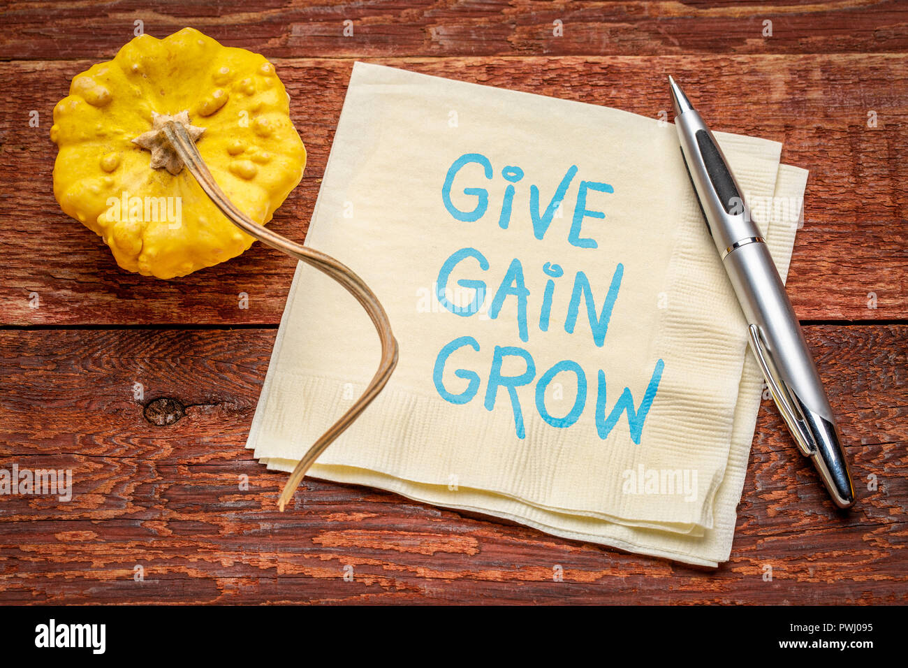 Geben, Verstärkung und Handschrift - persönliche Entwicklung Konzept auf eine Serviette mit einem dekorativen Kürbis wachsen Stockfoto
