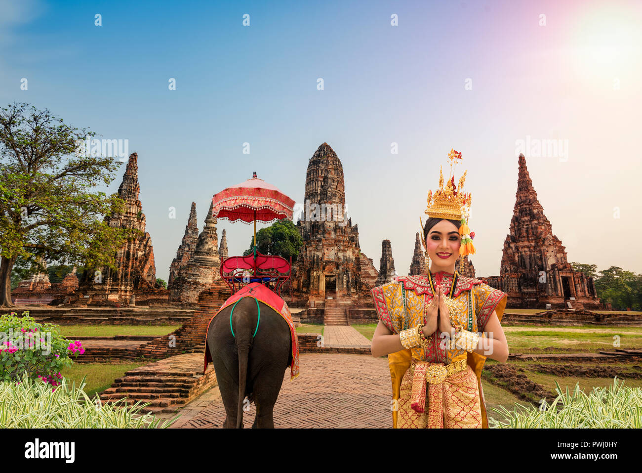 Reisen Thailand Konzept, Alte Geschichte Park mit Elefanten und Frau in Thai dress traditionelle Stockfoto