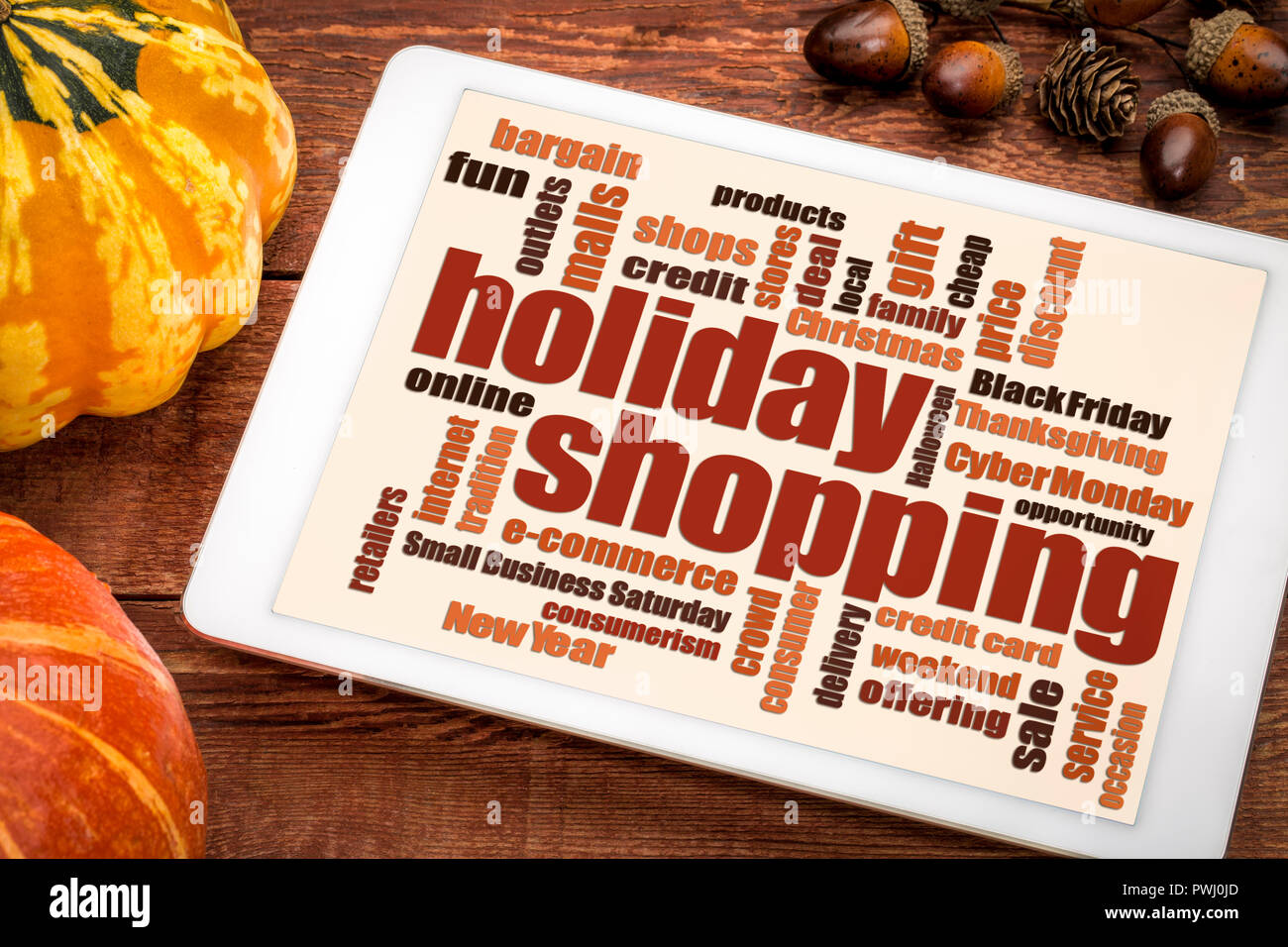 Holiday Shopping Wort Wolke auf einer digitalen Tablet mit einem Kürbis und Kürbis Stockfoto