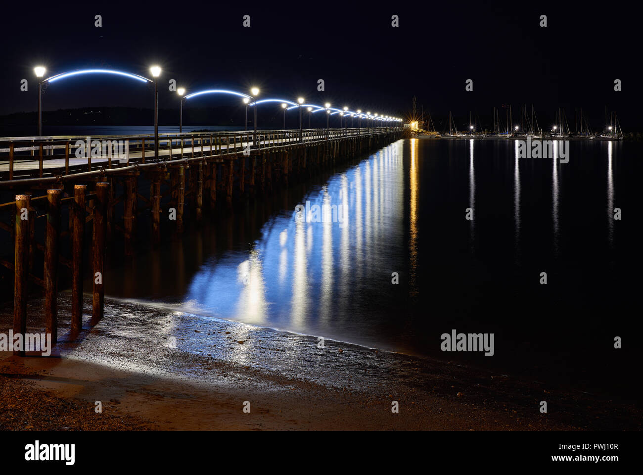 White Rock Pier Nacht, BC. White Rock Pier, BC. White Rock ist ein beliebtes Reiseziel an der Westküste von British Columbia. Stockfoto