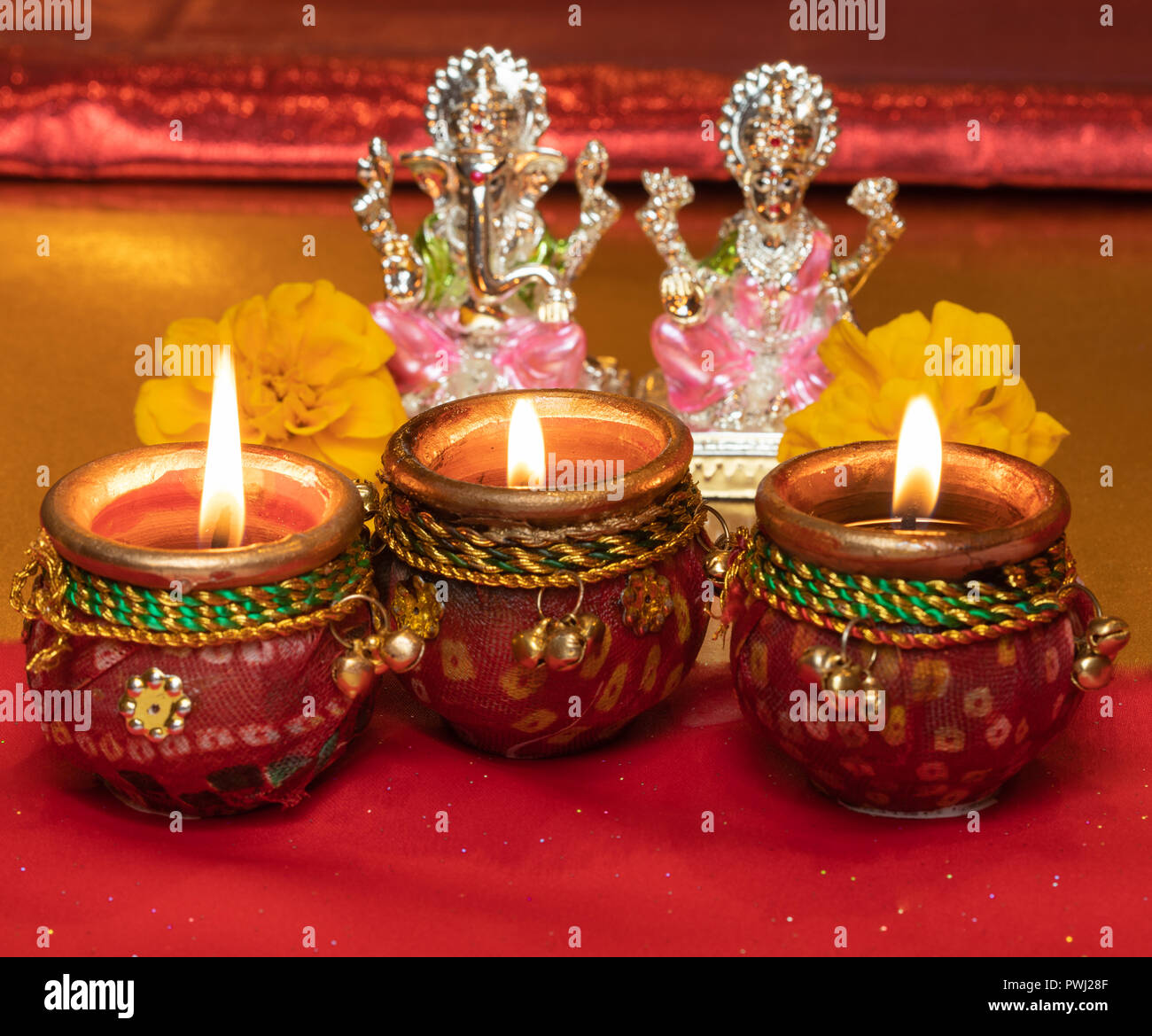 Diwali Hintergrund anzeigen Leuchten Lampen gegen Hindu Götzen von Gottheiten Lakshmi und Ganesh Stockfoto