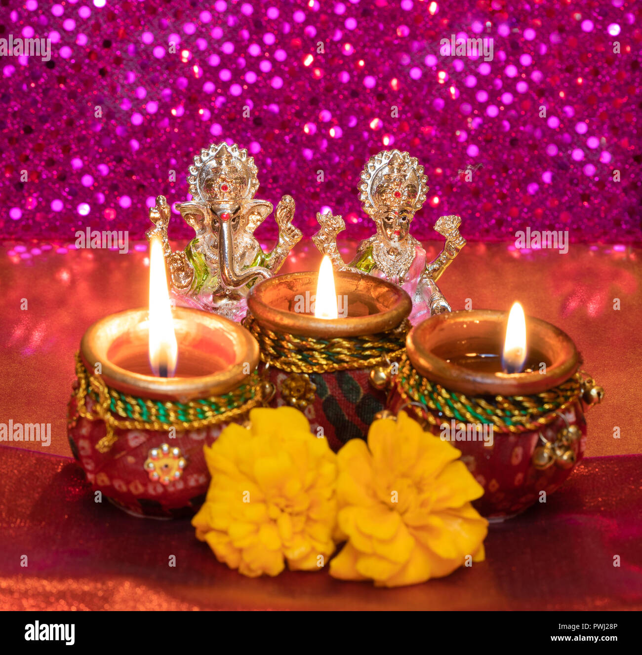 Diwali Hintergrund anzeigen Leuchten Lampen gegen Hindu Götzen von Gottheiten Lakshmi und Ganesh Stockfoto