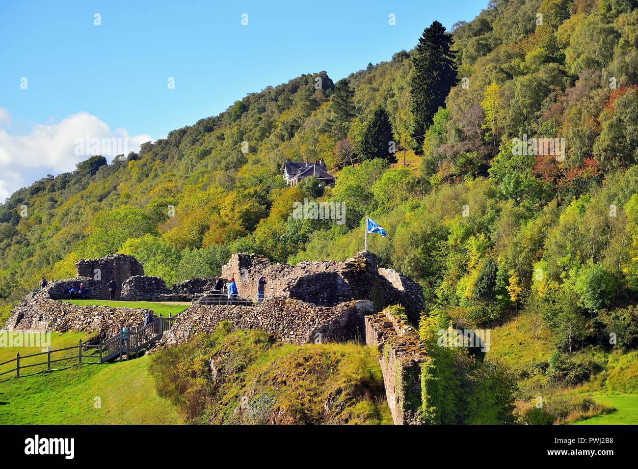 Drumnadrochit, Highland, Schottland, Vereinigtes Königreich. Urquhart Castle am Ufer des Loch Ness nur von Inverness im Dorf Drumnadrochit, Stockfoto