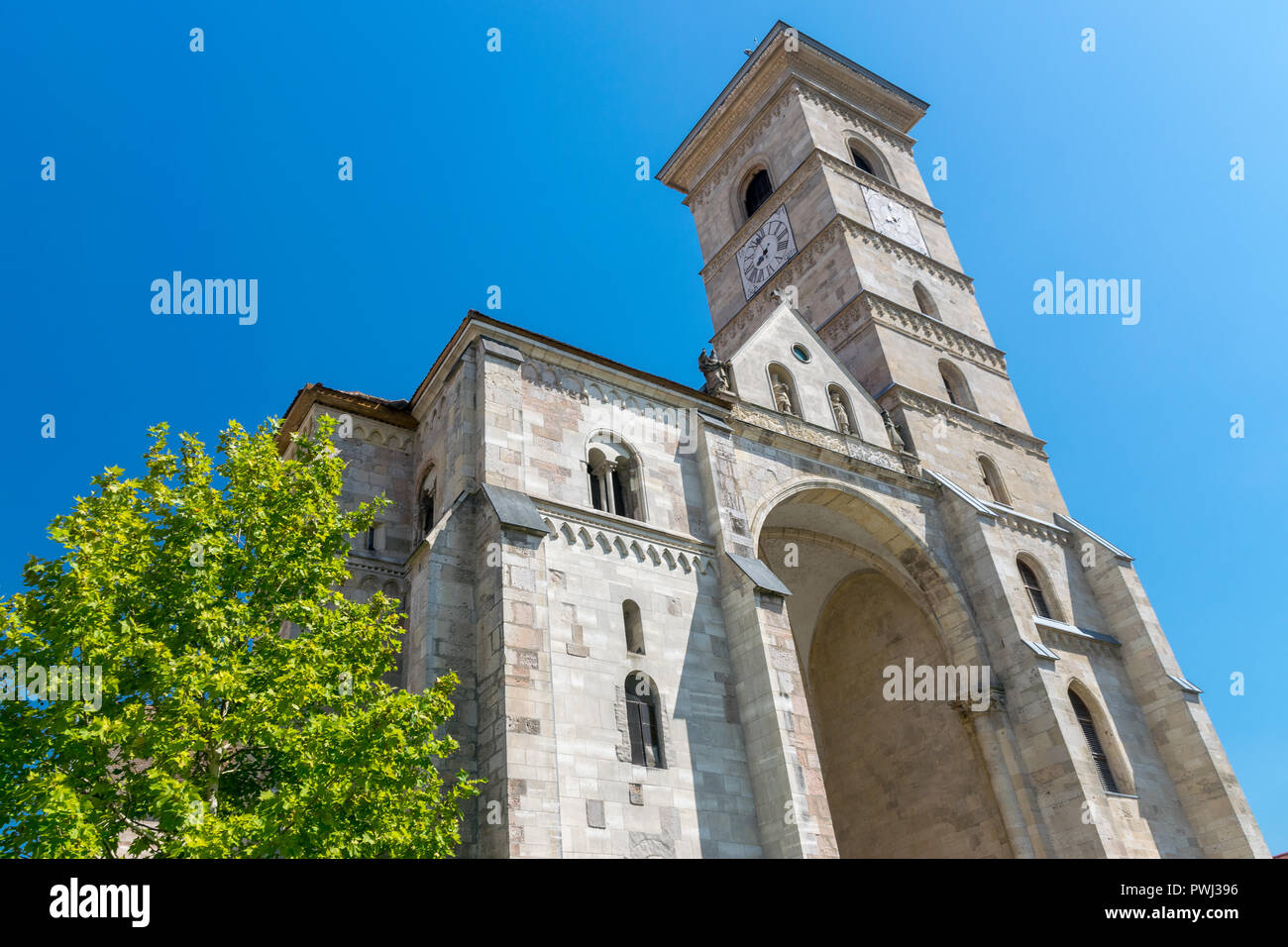 Römisch-katholische Kathedrale St. Michael im Inneren der Zitadelle Alba-Carolina in Alba Iulia, Rumänien. Stockfoto