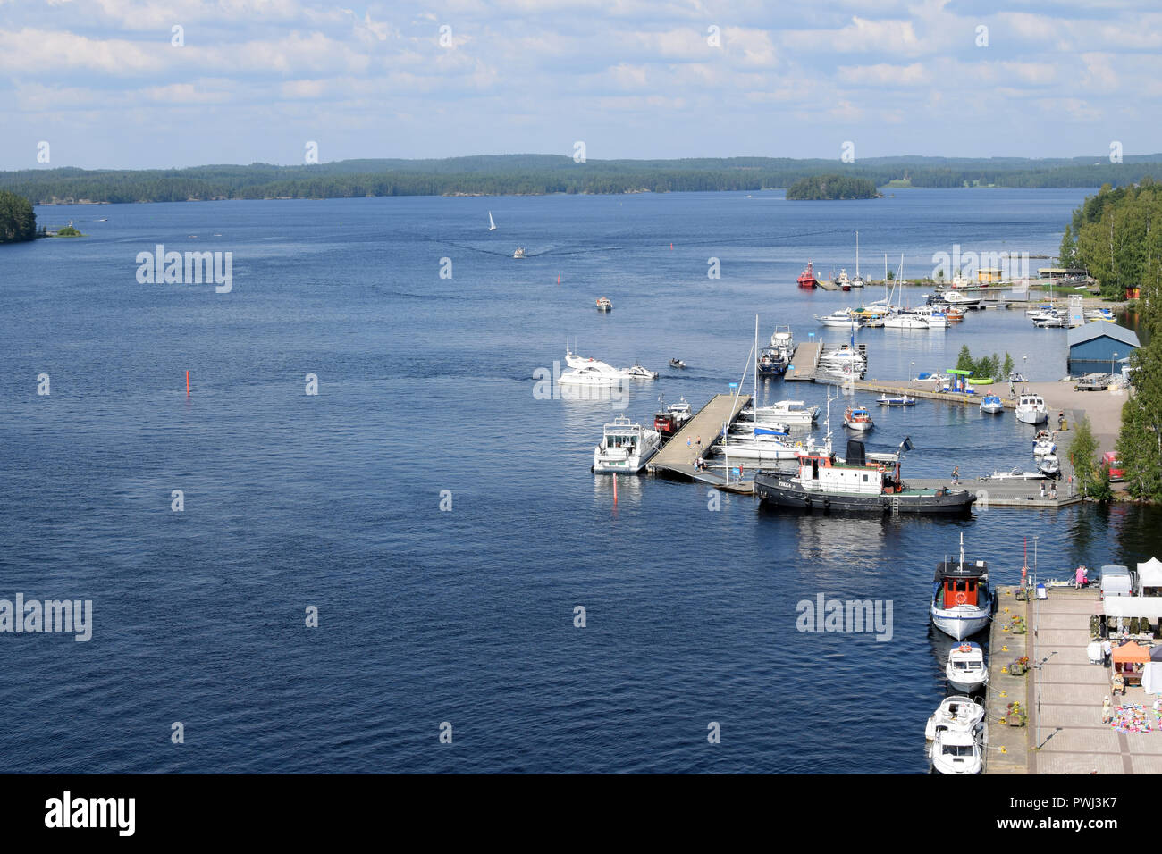 PUUMALA, Finnland - 27 Juli, 2018: Blick auf Hafen und See Saimaa. Stockfoto