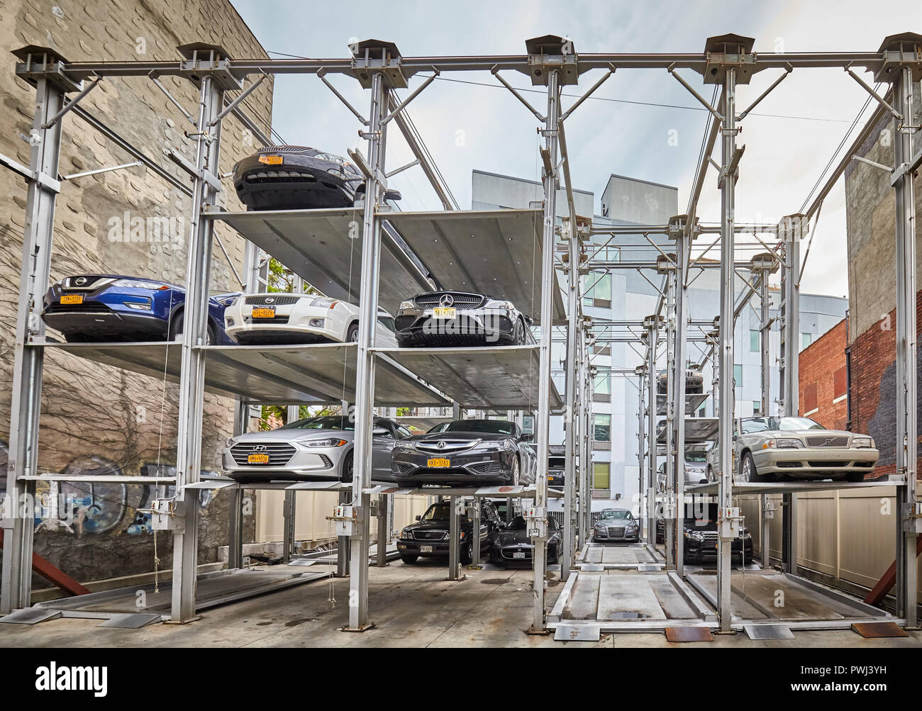 New York City, USA - Juli 06, 2018: Erhöhte Parking System in Williamsburg Nachbarschaft, entwickelt der Bereich für parkende Autos auf ein Minimum zu reduzieren. Stockfoto