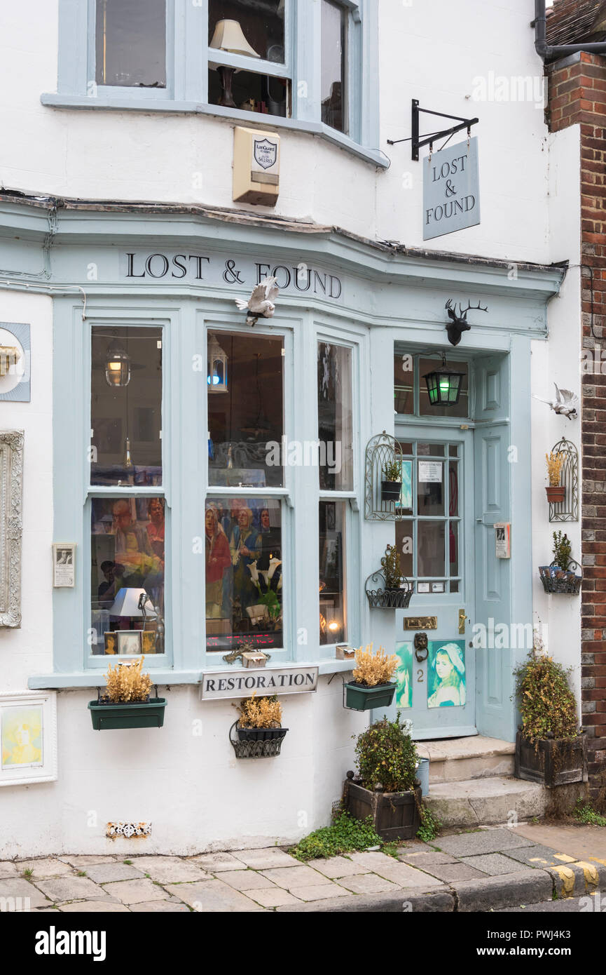 Lost & Found Shop, eine kleine britische Dorfladen tun Kunst Restaurierung in Arundel, West Sussex, England, UK. Stockfoto