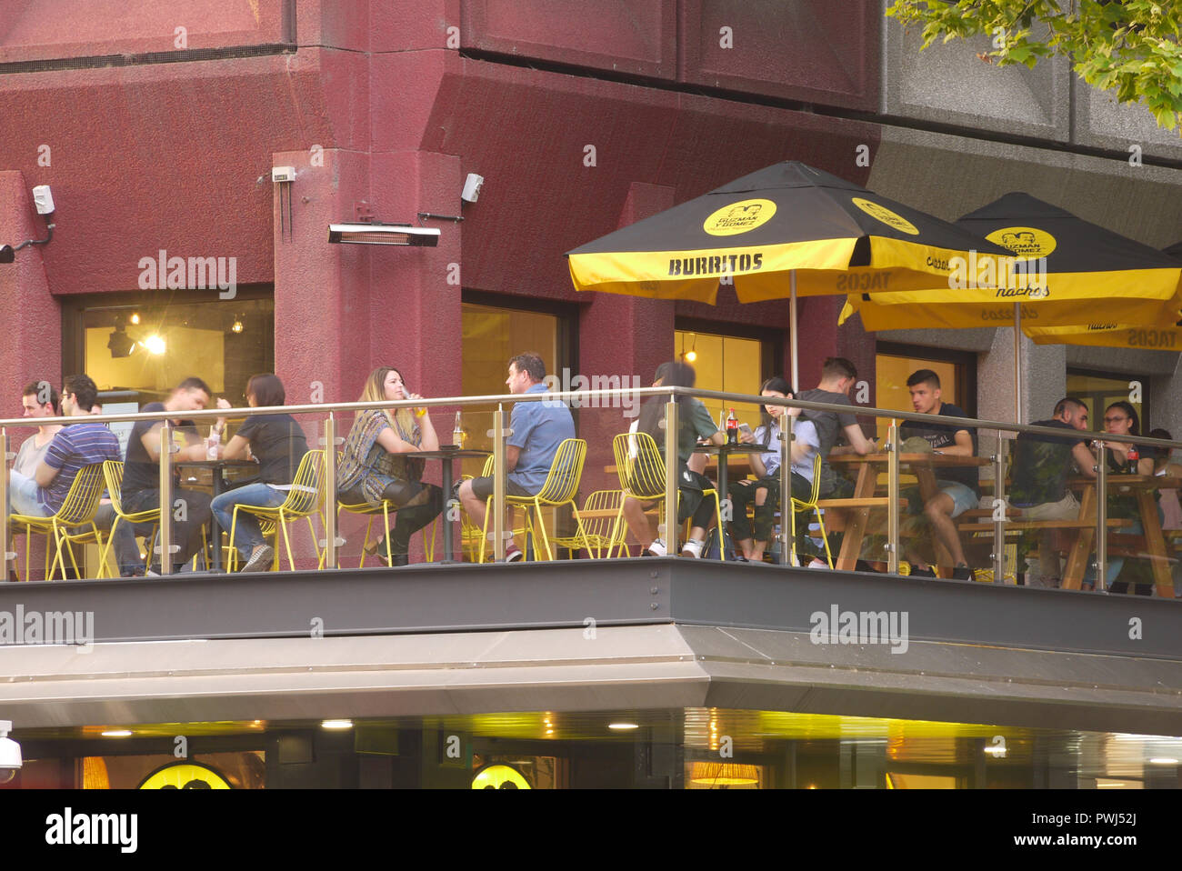 Gäste genießen Sie ihre Mahlzeiten an einem lokalen mexikanisches Restaurant namens Guzman y Gomez in Adelaide, South Australia, Australien. Stockfoto