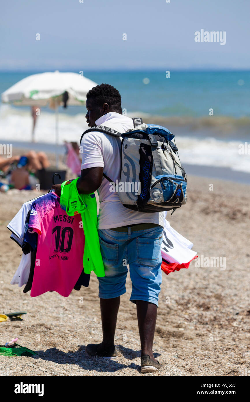 Strand Anbieter Verkauf von gefälschten Trikots, der am Ufer des Meeres, Almeria, Spanien Stockfoto