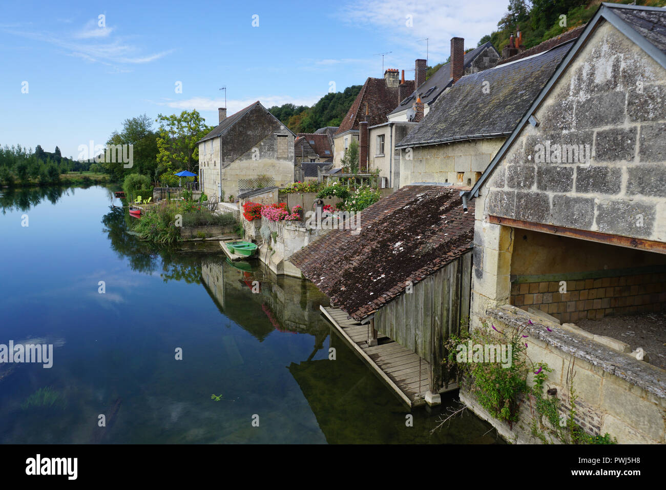 Spiegelbild der Gebäude in den Fluss eines kleinen, typischen Dorf auf dem Land in Frankreich Stockfoto
