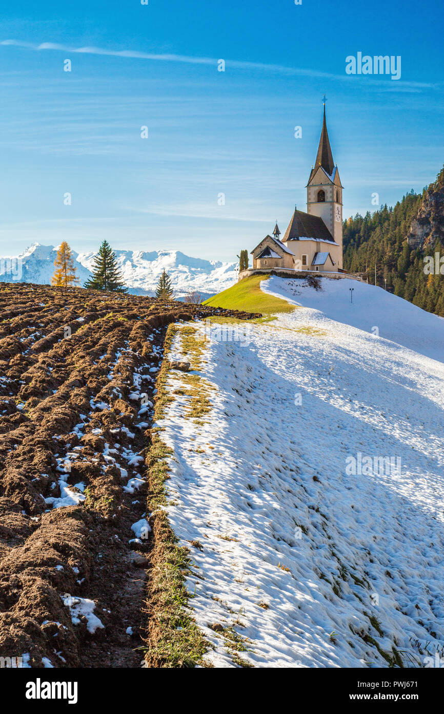 Die Kirche von der kleinen Dorf Schmitten, umgeben von Schnee Albula Bezirk Kanton Graubünden Schweiz Europa Stockfoto