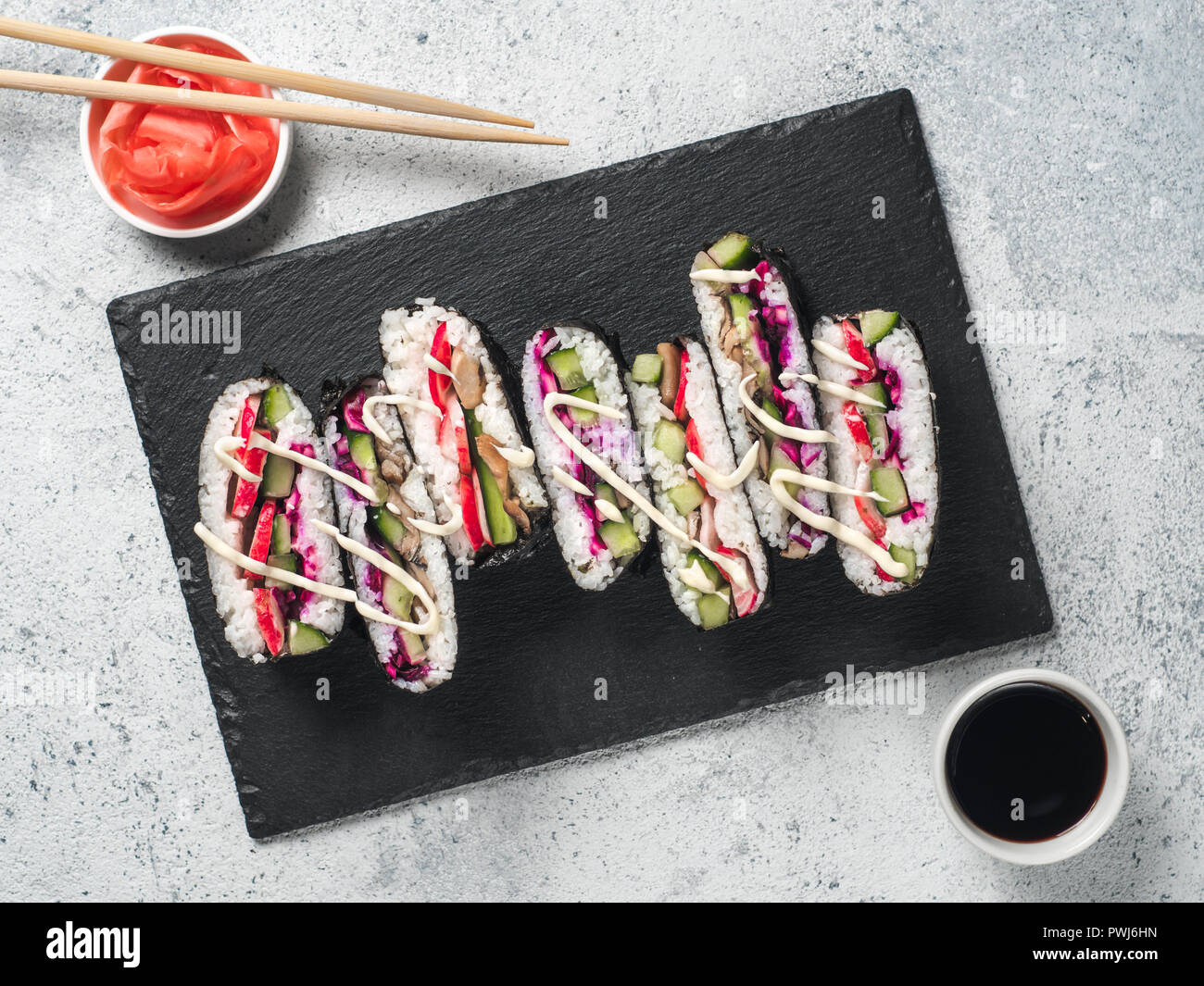 Vegane sushi Sandwich onigirazu mit Pilzen und Gemüse. Gesund essen Rezept und Idee. Bunte japan Sandwich onigirazu mit Rotkohl, radis Stockfoto