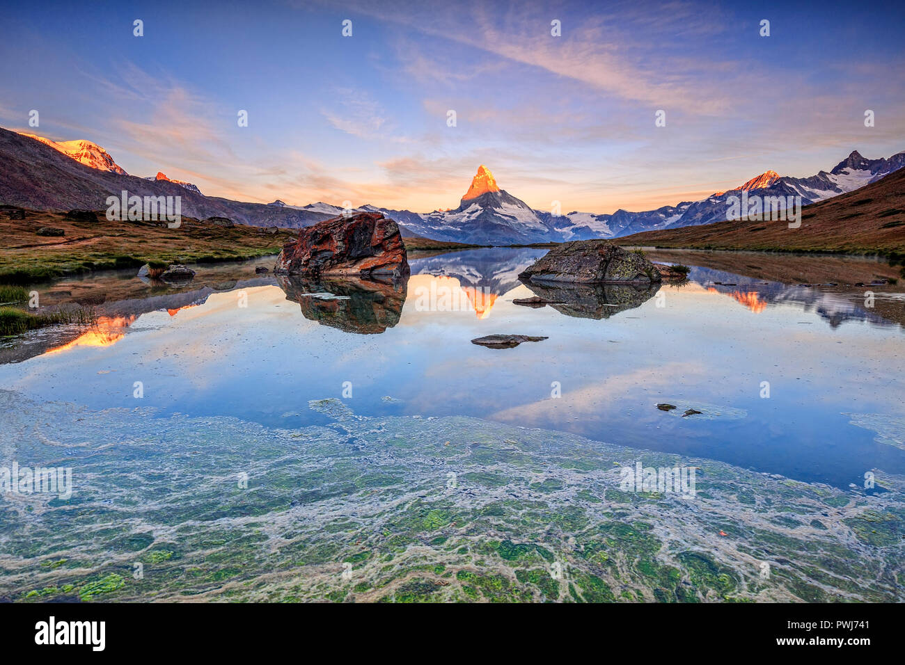 Das Matterhorn spiegelt sich im See Stellisee im Morgengrauen Zermatt Walliser Alpen Kanton Wallis Schweiz Europas Stockfoto