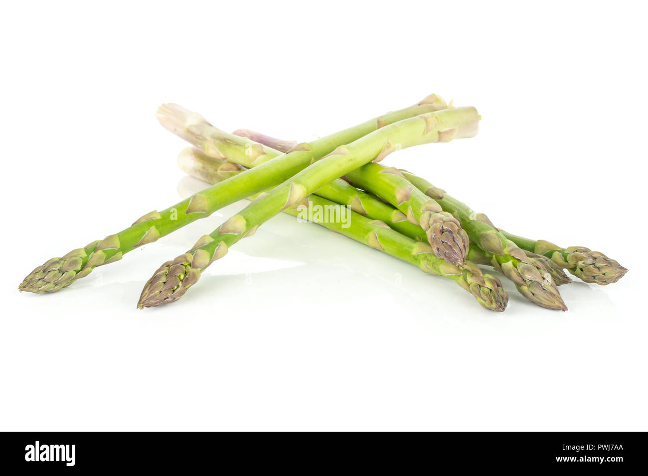 Viele von ganzen frischen grünen Spargel Speer auf weißem Hintergrund Stockfoto