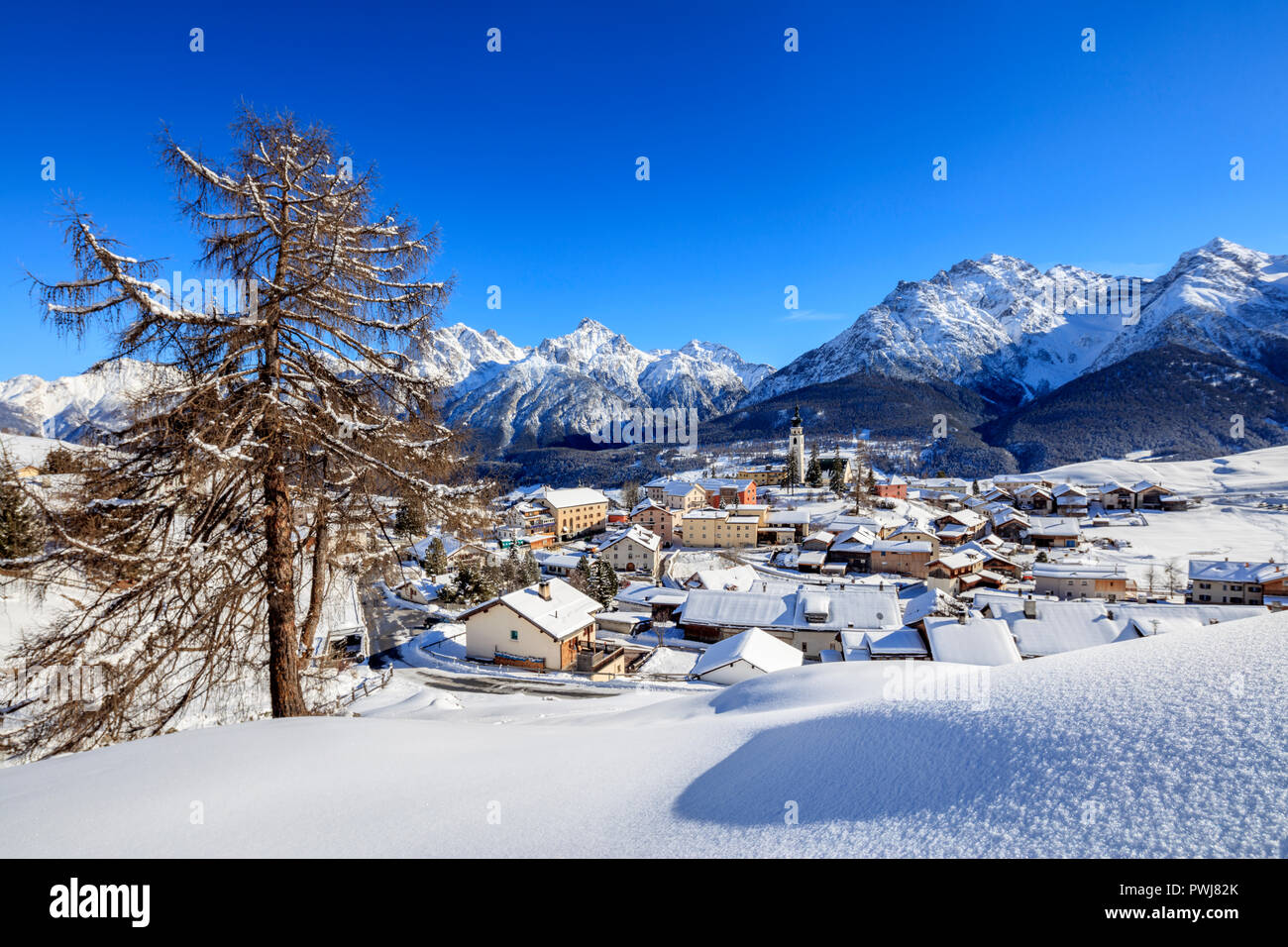Blue Sky auf dem alpinen Dorf Ftan durch Schnee Inn Bezirk Kanton Graubünden Engadin Schweiz Europa umgeben Stockfoto