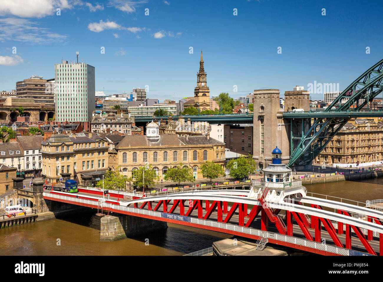 Großbritannien, England, Tyneside, Newcastle upon Tyne, Swing Bridge und nördlichen Pier der Tyne Bridge von der High Level Bridge Stockfoto