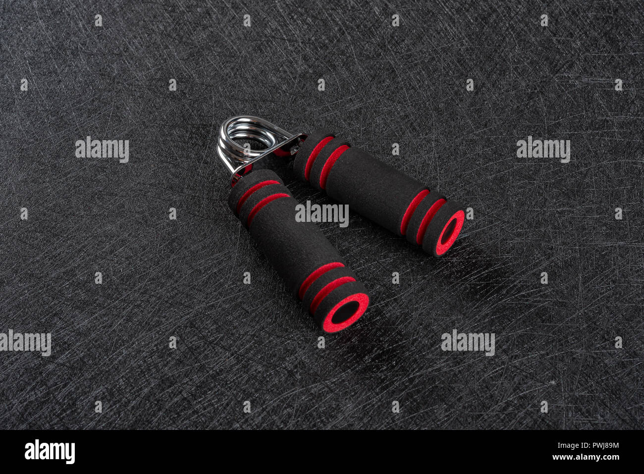 Hand Trainer auf dunklem Hintergrund Stockfoto